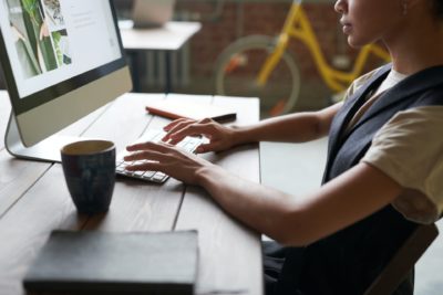 mulher usando computador